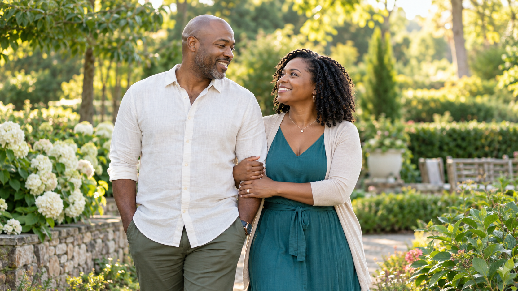 Couple marchant ensemble dans un jardin